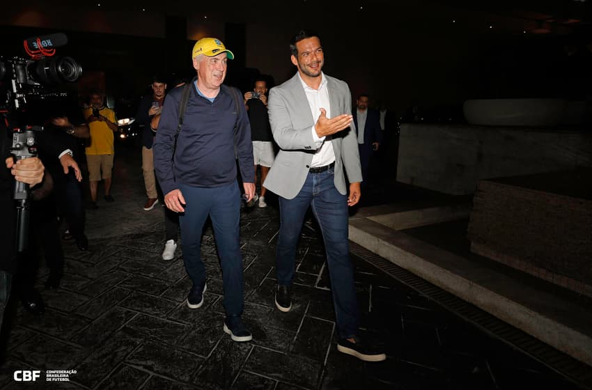 Presidente da CBF, Samir Xaud, conversa com Carlo Ancelotti, após a chegada do treinador da Seleção ao Brasil (Foto: Rafael Ribeiro/CBF)