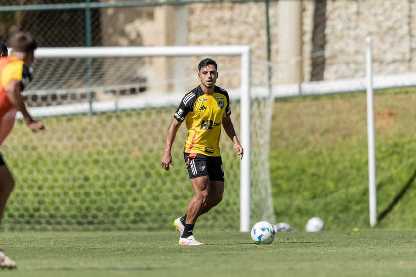 Gabriel Menino em treino do Atlético-MG (Foto: Pedro Souza / Atlético)