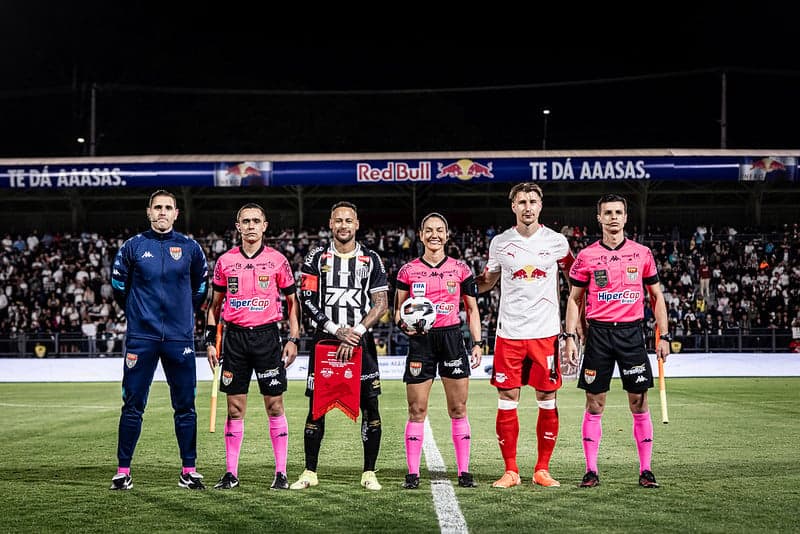 Pela primeira vez em 25 anos, uma equipe que disputa a Bundesliga comparece em um amistoso no Brasil. O Santos perdeu do Leipzig por 3 a 1, em Bragança Paulista. (Foto: Raul Baretta/ Santos FC)