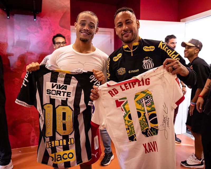 Neymar e Xavi Simons promovem amistoso entre o Santos e o RB Leipzig, em Bragança Paulista. (Foto: Raul Baretta/ Santos FC)