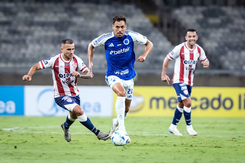 Meia Eduardo, do Cruzeiro, em jogo contra o Unión, no Mineirão (Foto: Gustavo Aleixo/Cruzeiro)