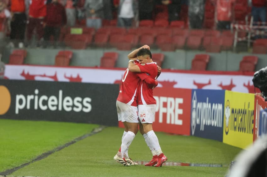 Alan Patrick e Rafael Borré comemoram gol do do Internacional