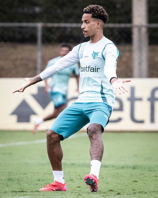 Meia Matheus Pereira, do Cruzeiro, na Toca da Raposa (Foto: Gustavo Aleixo/Cruzeiro)