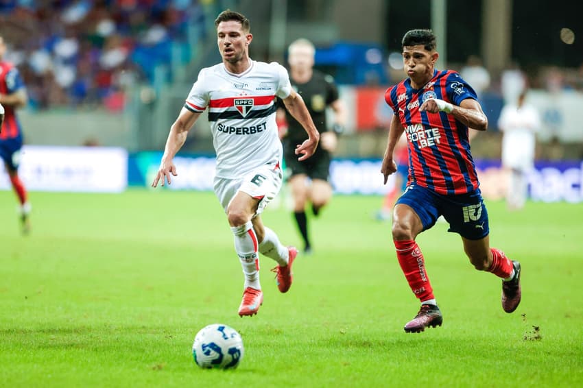 Cedric e Erick Pulga disputam bola em Bahia x São Paulo Foto: Rafael Rodrigues / EC Bahia