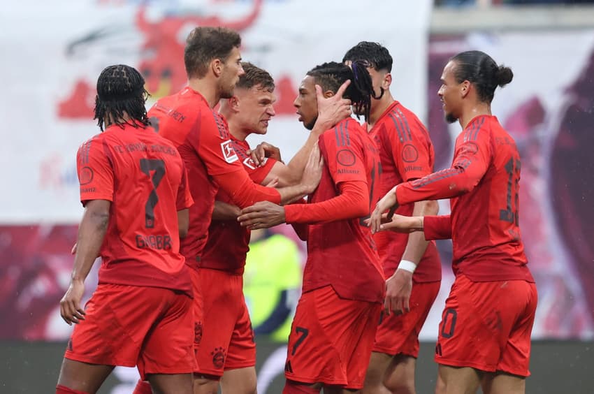 Olise comemora gol do Bayern contra o Leipzig (Foto: RONNY HARTMANN / AFP)