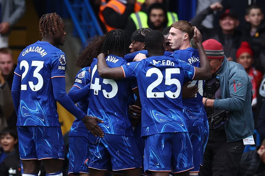 Jogadores do Chelsea comemoram gol contra o Liverpool (Foto: HENRY NICHOLLS / AFP)