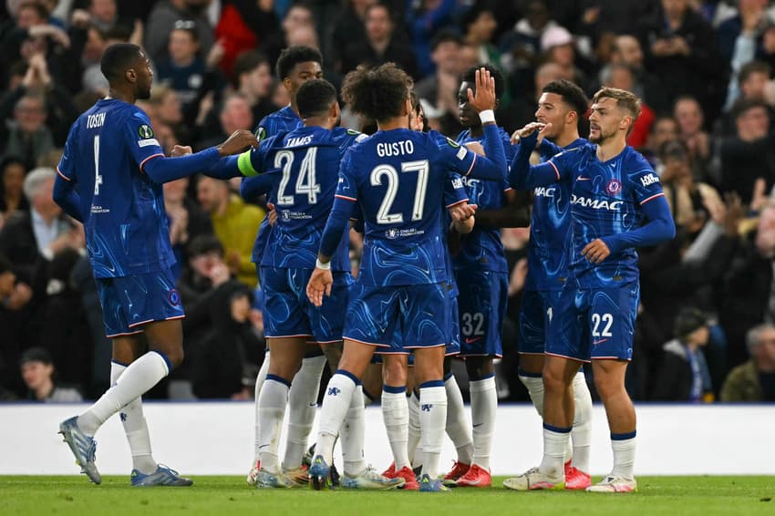 Elenco do Chelsea comemora gol contra o Djurgarden pela Conference League (Foto: Glyn Kirk/AFP)