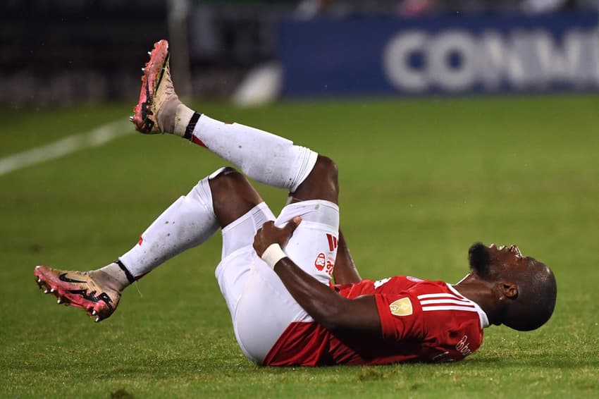 Enner Valencia se lesionou em Atlético Nacional x Internacional (Foto: Jaime Saldarriaga/AFP)