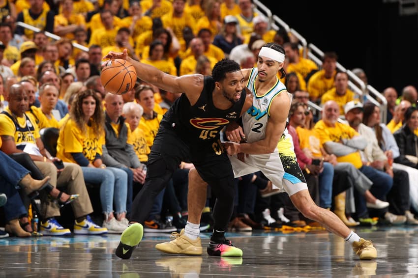 Antes de lesão, Donovan Mitchell, do Cavaliers, em ação contra o Pacers pelos playoffs da NBA (Foto: Joe Murphy/NBAE via Getty Images/AFP)