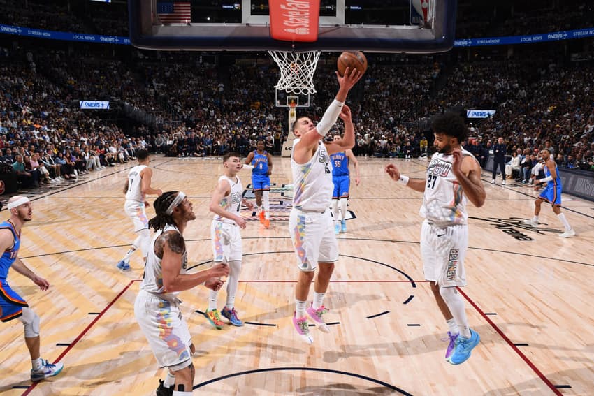 Nuggets e Thunder se enfrentaram, nesta quinta-feira (15), pelos playoffs da NBA (Foto: Garrett Ellwood/NBAE via Getty Images/AFP)