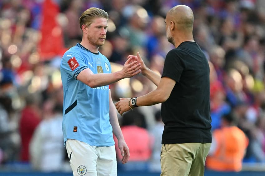 Pep Guardiola e de Bruyne se cumprimentam