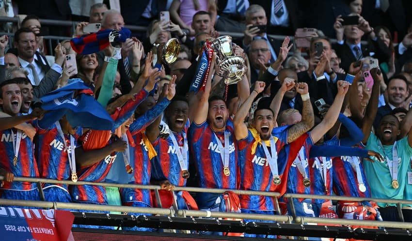 Jogadores do Crystal Palace erguem o troféu (Foto: Glyn KIRK / AFP)