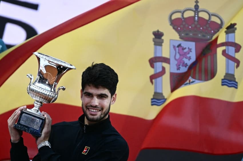 Carlos Alcaraz exibe o troféu de Roma