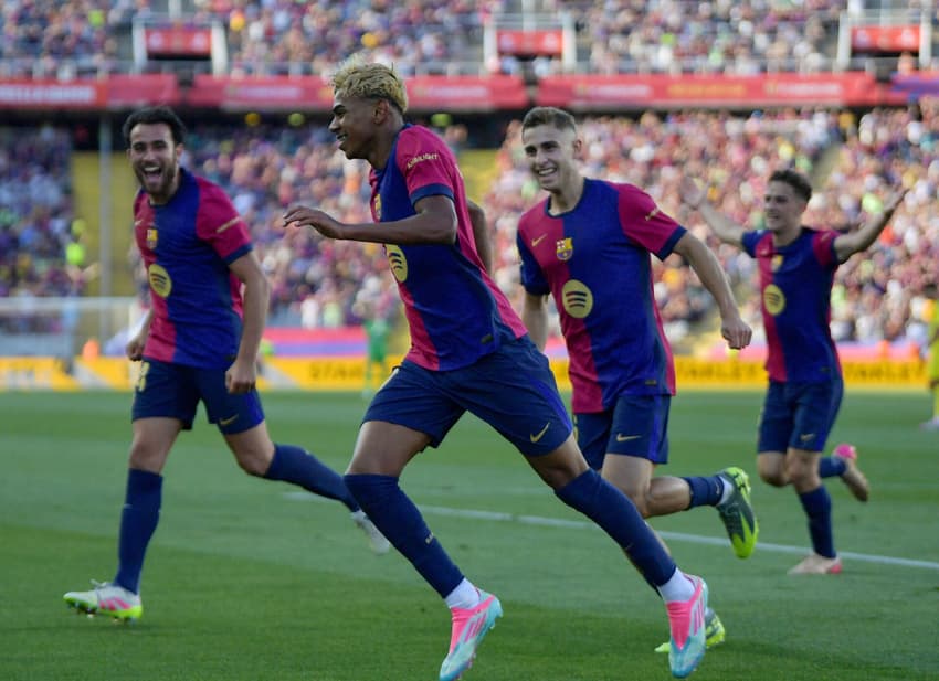Yamal corre para comemorar gol do Barcelona contra o Villarreal (Foto: Manaure QUINTERO / AFP)