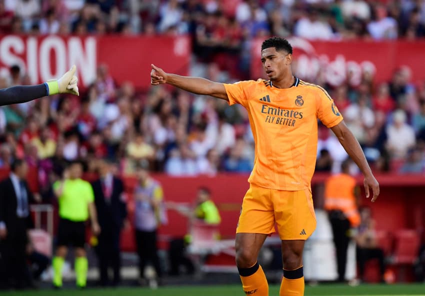 Bellingham durante a partida entre Sevilla e Real Madrid (Foto: CRISTINA QUICLER / AFP)