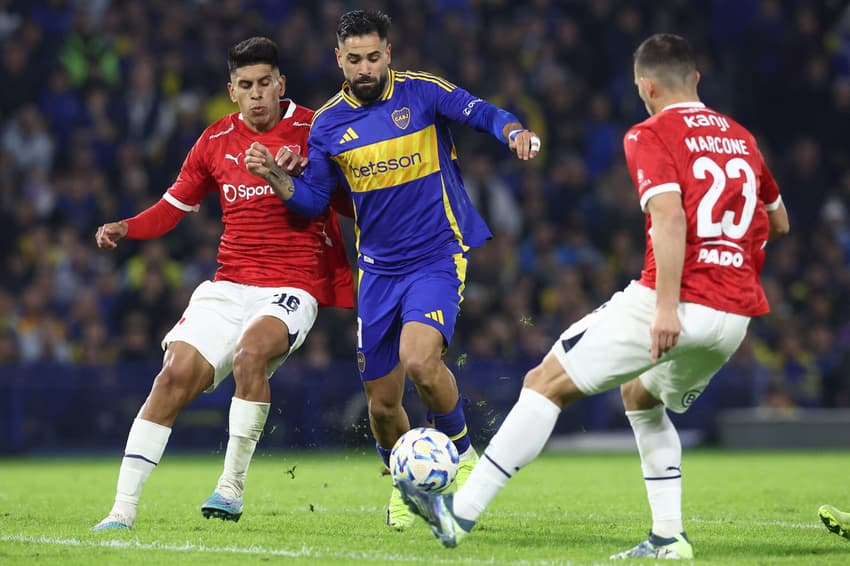 Sebastian Valdez, do Boca Juniors, e Milton Gimenez, do Independiente, disputam a bola