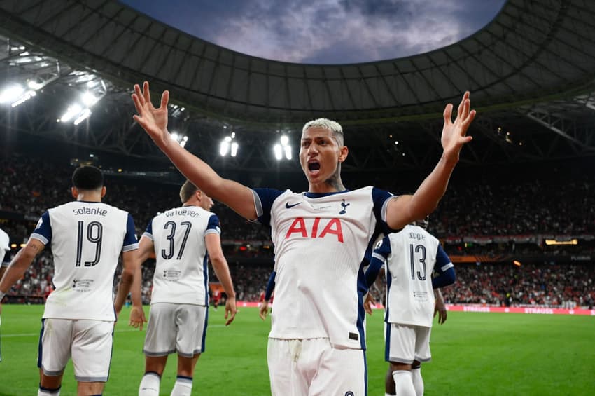 Richarlison comemora gol da equipe do Tottenham contra o Manchester United (Foto: Josep Lago/AFP)