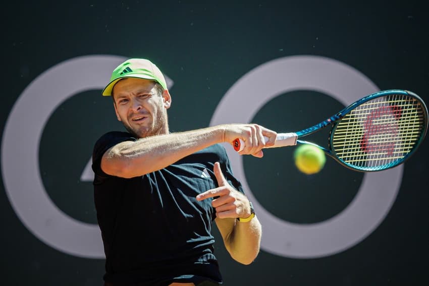 O polonês Hubert Hurkacz na final de Genebra contra Novak Djokovic (Foto: VALENTIN FLAURAUD / AFP)