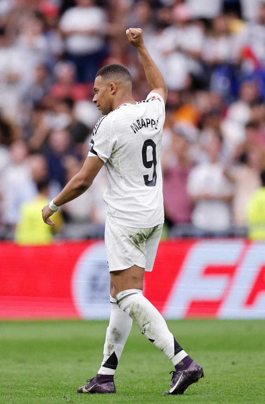 Mbappé comemora gol responsável por o colocar na liderança da Chuteira de Ouro (Foto: Oscar Del Pozo/ AFP)