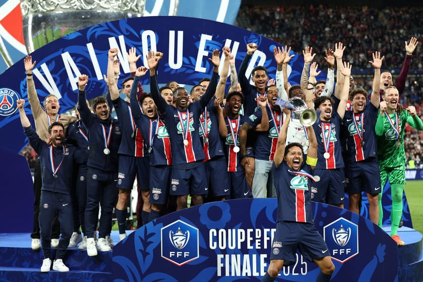 Marquinhos ergue a taça da Copa da França após vitória do PSG contra o Reims (Foto: Franck Fife/AFP)