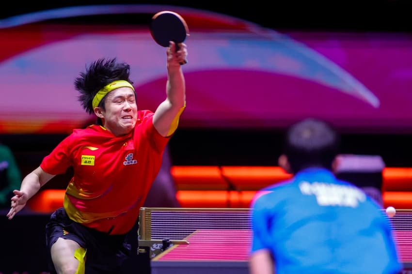 Chinês Wang Chuqin na vitória sobre o brasileiro Hugo Calderano na final do Mundial de Doha (Foto: Karim JAAFAR / AFP)