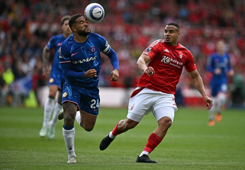 Reece James disputa bola com Murilo em Nottingham Forest x Chelsea (Foto: Ben Stansall/AFP)