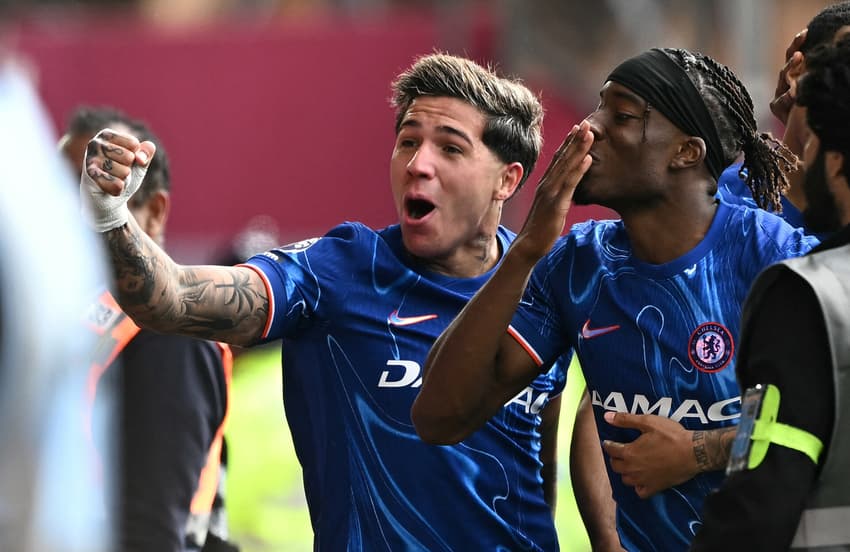 Enzo Fernández e Madueke comemoram gol do Chelsea contra o Nottingham Forest (Foto: Ben Stansall/AFP)