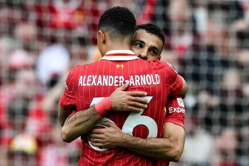 Salah, que quebrou recorde neste domingo (25), abraça Arnold em sua despedida (Foto: Paul Ellis/AFP)