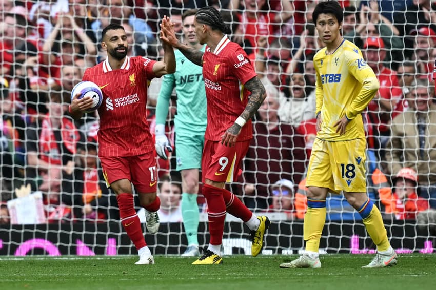 Salah comemora gol que deu o recorde a ele em partida entre Liverpool e Crystal Palace (Foto: Paul Ellis/AFP)