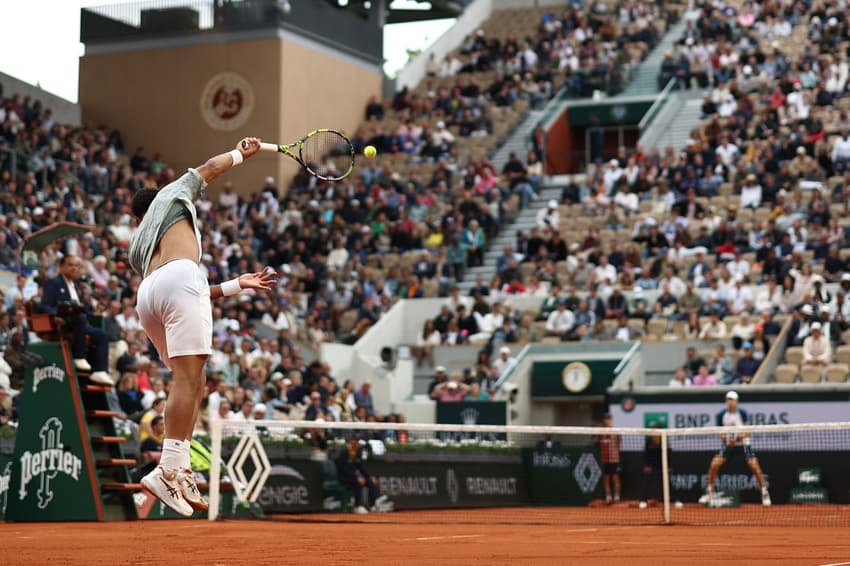 O francês Arthur Fils saca na vitória sobre Nicolas Jarry em Roland Garros (Foto: FRANCK FIFE / AFP)