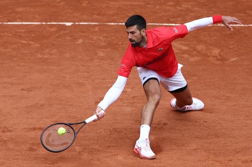 O sérvio Novak Djokovic na vitória sobre o americano Mackenzie Mcdonald em Roland Garros (Foto: Franck FIFE / AFP)
