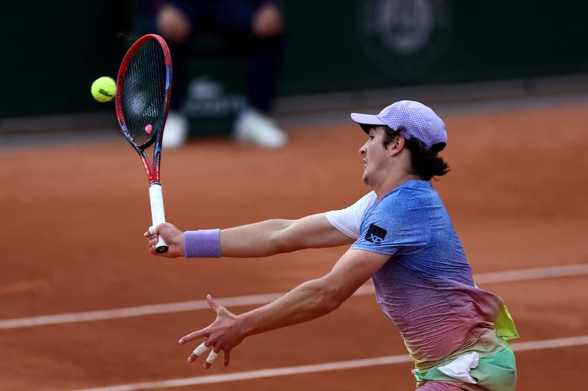 João Fonseca voleia na partida contra o o polonês Hubert Hurkacz em Roland Garros (Foto: Franck FIFE / AFP)