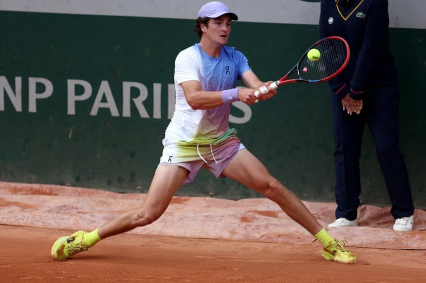 João Fonseca na vitória sobre o polonês Hubert Hurkacz em Roland Garros (Foto: Franck FIFE / AFP)