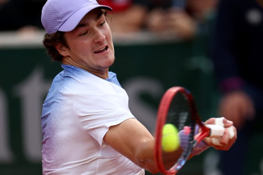 João Fonseca na vitória sobre o polonês Hubert Hurkacz em Roland Garros (Foto: Franck FIFE / AFP)