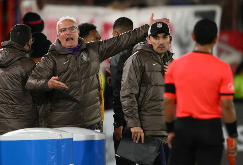 Time de Dorival não passou da primeira fase (Foto: Luis Robayo/AFP)