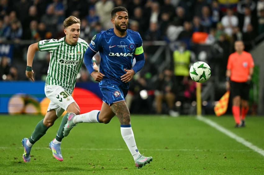Rodriguez e Reece James disputando a bola no confronto entre Real Betis e Chelsea, válida pela final da Conference League. (Foto: Sergei Gapon/AFP)