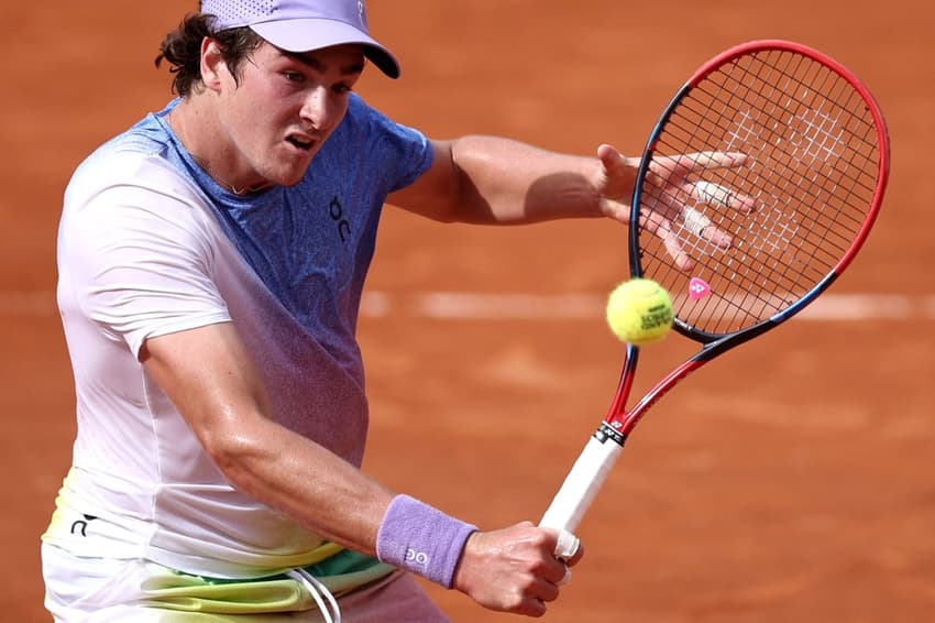 João Fonseca voleia na vitória sobre o francês Pierre-Hugues Herbert após a vitória em Roland Garros (FotoAnne-Christine POUJOULAT / AFP)