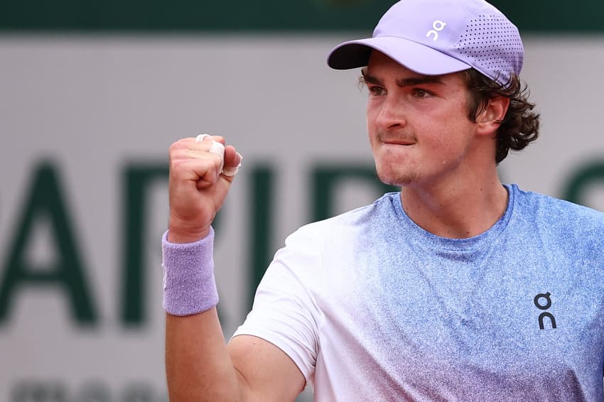 João Fonseca vence Pierre-Hugues Herbert e avança em Roland Garros (Foto: Anne-Christine POUJOULAT / AFP)
