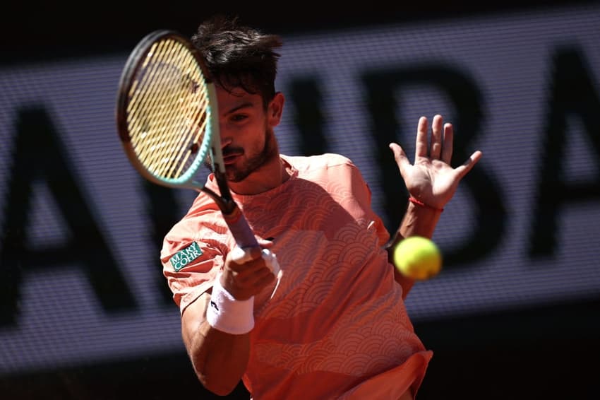 O argentino Mariano Navone na derrota para o italiano Lorenzo Musetti em Roland Garros (Foto: Anne-Christine POUJOULAT / AFP)