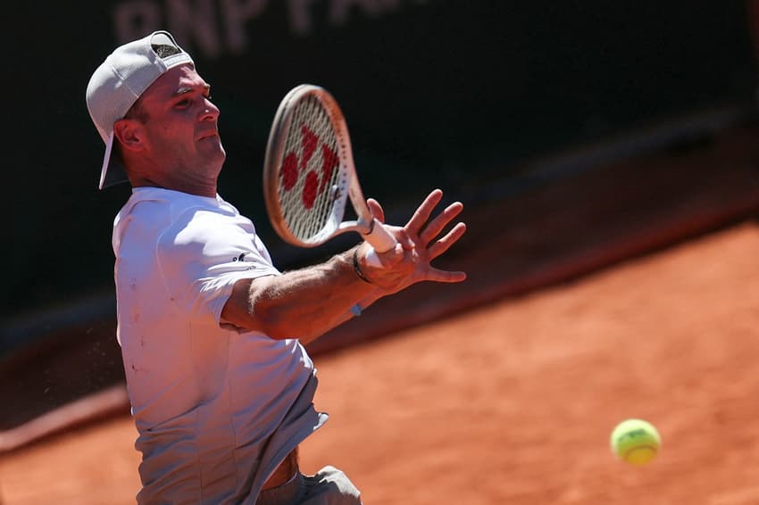 O americano Tommy Paul na vitória sobre o russo Karen Khachanov em Roland Garros (Foto: ALAIN JOCARD / AFP)