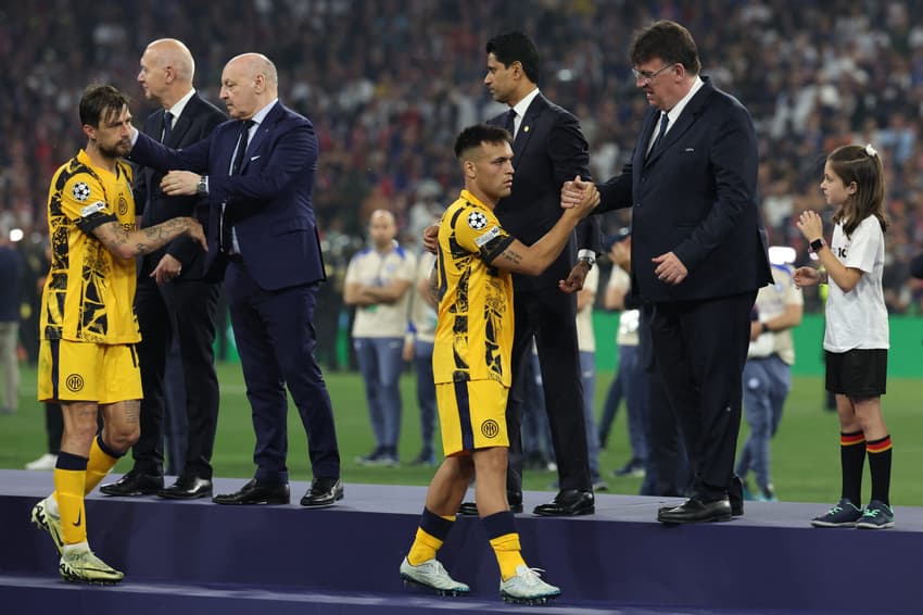 Jogadores da Inter de Milão recebem medalha de segundo lugar na Champions League
