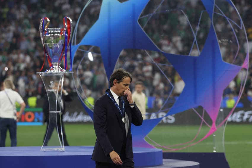 Simone Inzaghi de cabeça baixa após derrota da Inter de Milão na Champions