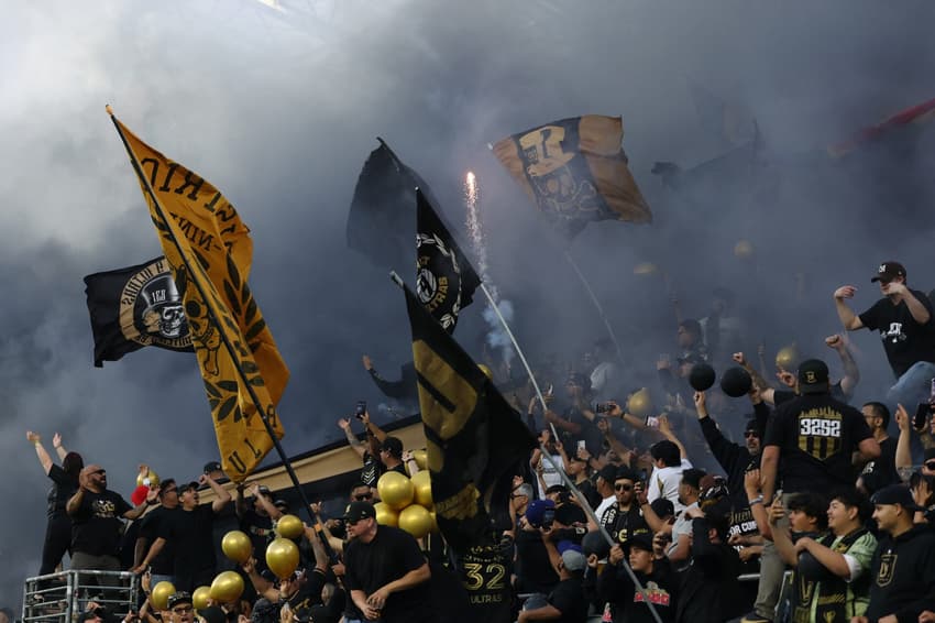 Torcedores do Los Angeles FC fazem festa no BMO Stadium