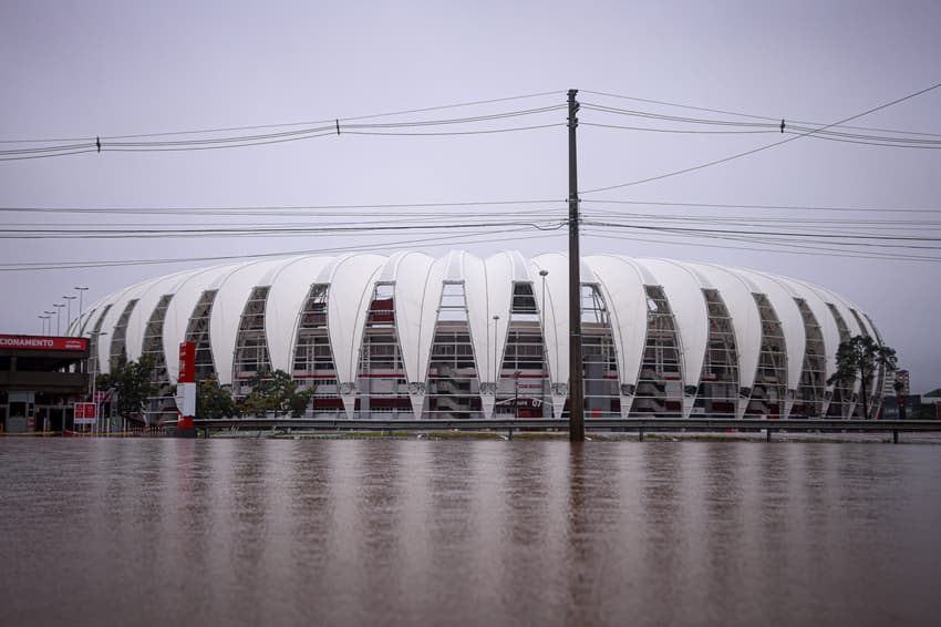 Estádio Beira-Rio cercado pela água