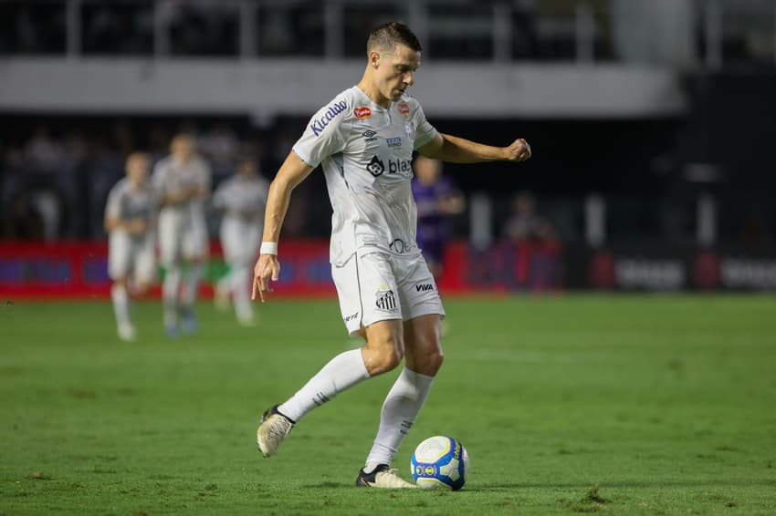 Julio Furch atuou pelo Santos durante a Série B