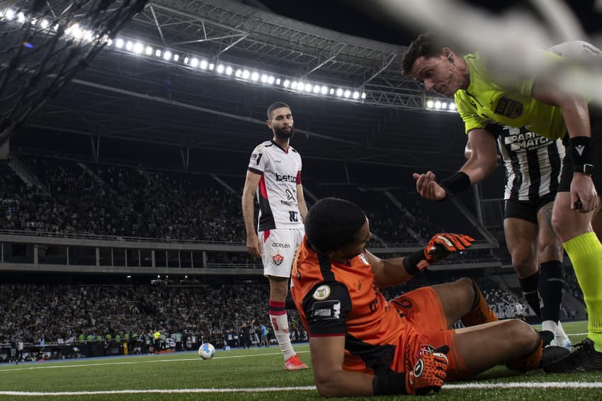 Ramon Abatti Abel reclama com Lucas Arcanjo em Botafogo x Vitória Foto: Jorge Rodrigues/AGIF