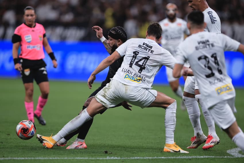 Corinthians e Santos se enfrentaram pela terceira vez na temporada na Neo Química Arena. (Foto: Ettore Chiereguini/AGIF)