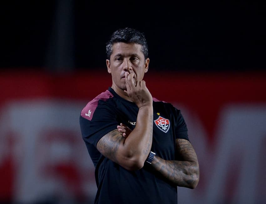 Thiago Carpini comanda o Vitória no Barradão Foto: Jhony Pinho/AGIF