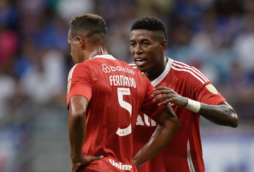 Vitão e Fernando em ação pelo Inter na Libertadores Foto: Jhony Pinho/AGIF