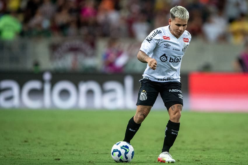 Soteldo deve retornar ao Santos diante do Grêmio pela 7ª rodada do Campeonato Brasileiro. (Foto: Thiago Ribeiro/AGIF)